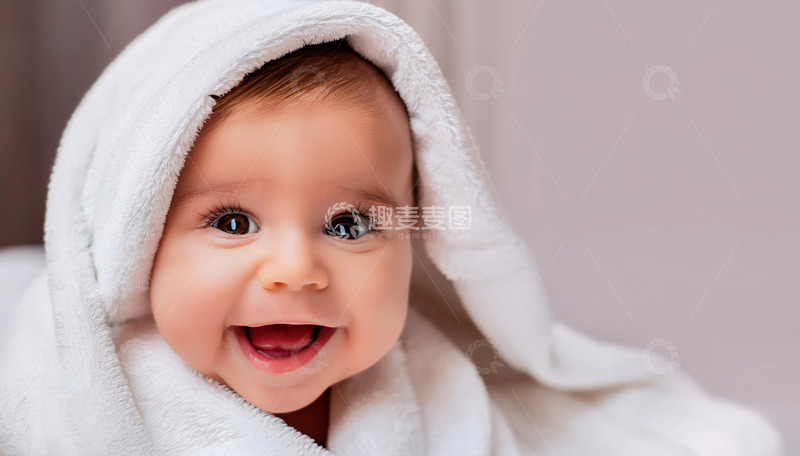 裹着白色毛巾露出开心笑容的婴儿1