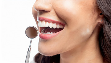 用工具检查牙齿