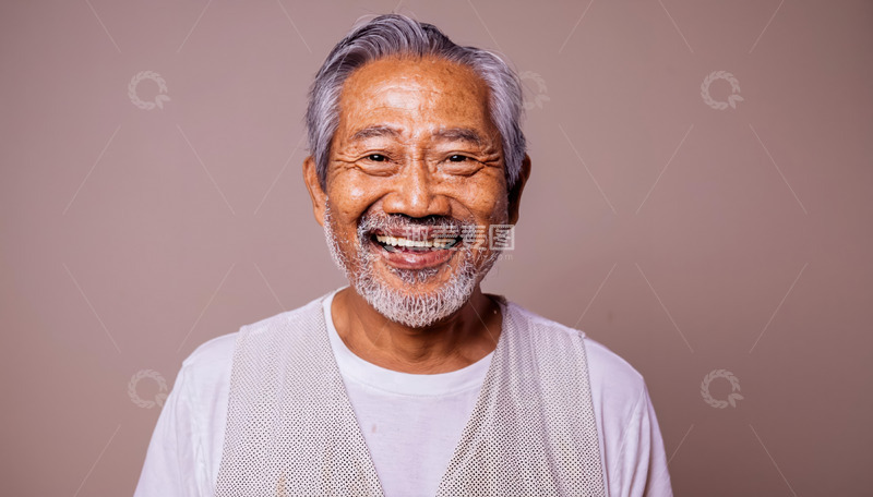 头发灰白的老爷爷面带灿烂笑容1