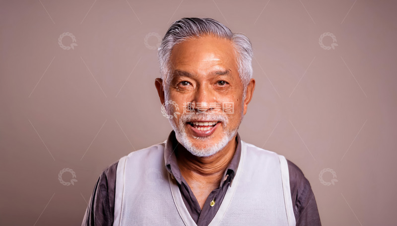 头发灰白的老爷爷面带灿烂笑容