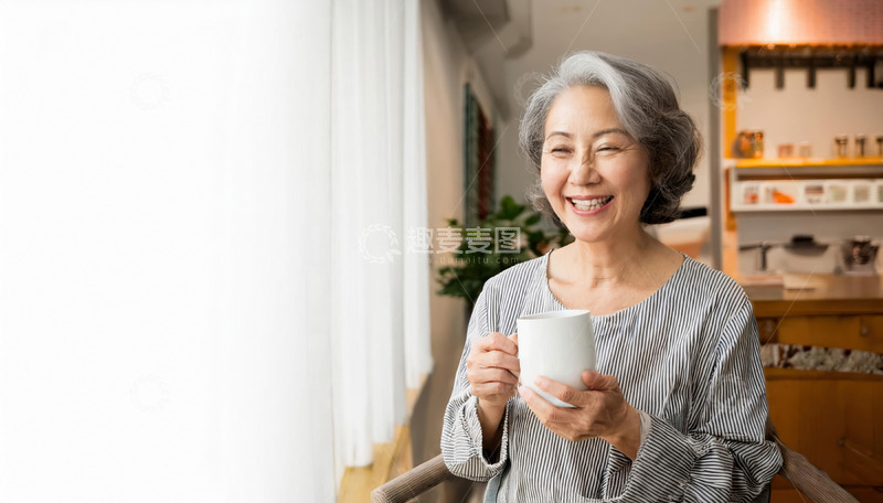 高清大图下载【趣麦麦图】老奶奶在室内手持白色杯子面带笑容展现愉悦的图片