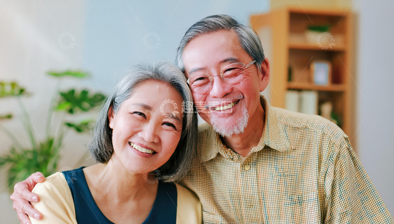 老年夫妻在室内相互依偎面带笑容展现幸福的图片1