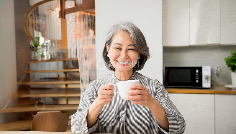 高清大图下载【趣麦麦图】老奶奶在室内手持白色杯子面带笑容展现愉悦的图片1