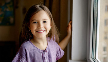 室内光线中的女孩