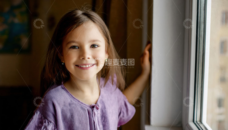 室内光线中的女孩