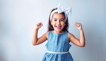 穿着蓝色连衣裙