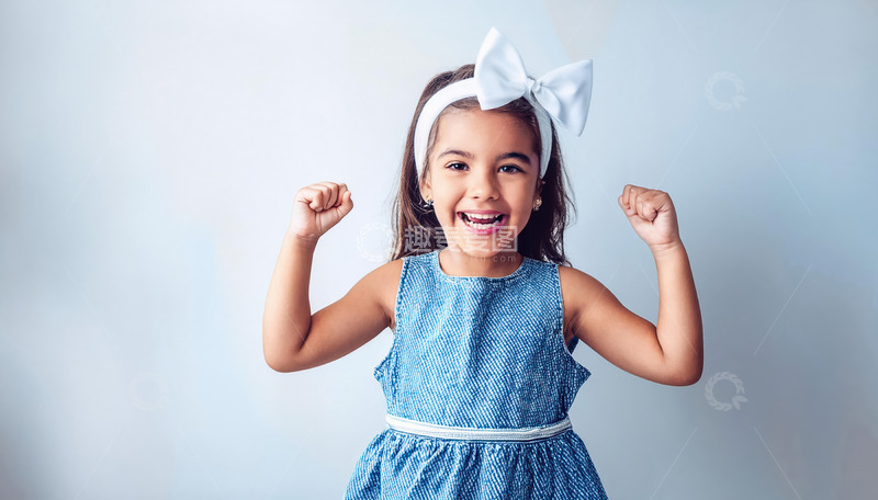 高清大图下载【趣麦麦图】穿着蓝色连衣裙