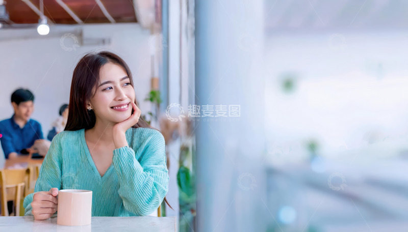 高清大图下载【趣麦麦图】一张女性在室内手持白色杯子面带微笑露出愉悦神情的图片