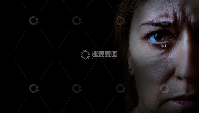 高清大图下载【趣麦麦图】一张特写图片展示了一位女性哀伤的眼部表情