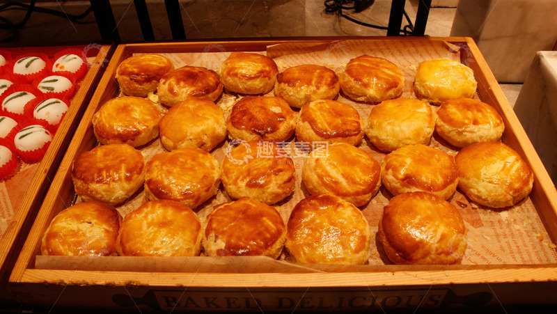 高清大图下载【趣麦麦图】木盒中摆放的金黄酥脆酥饼
