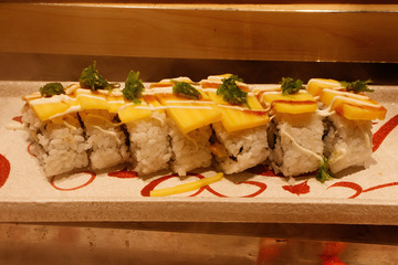 精致寿司卷上的美味搭配展示