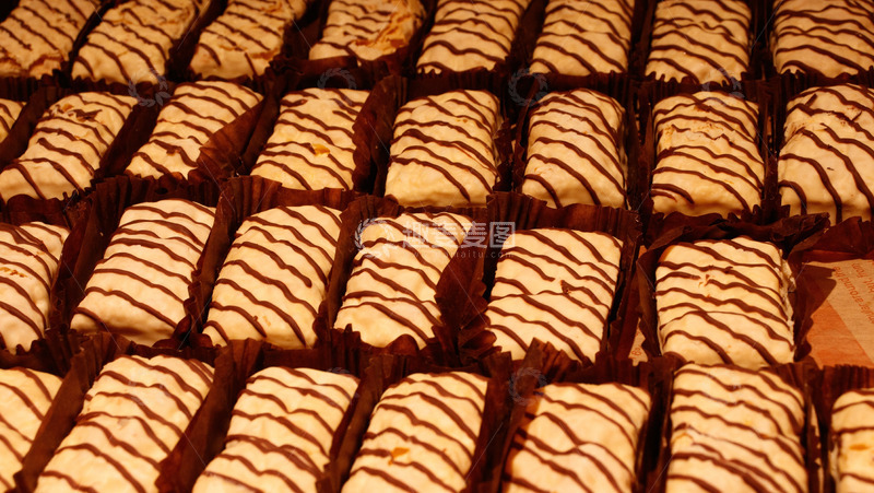 高清大图下载【趣麦麦图】整齐排列的巧克力淋酱糕点