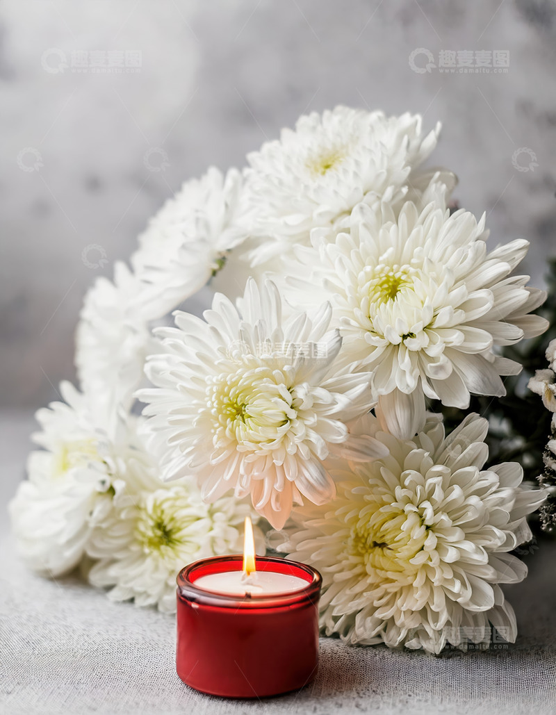 高清大图下载【趣麦麦图】白菊红烛相伴，营造肃穆氛围