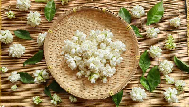 高清大图下载【趣麦麦图】竹盘盛茉莉花，尽显自然清新之美