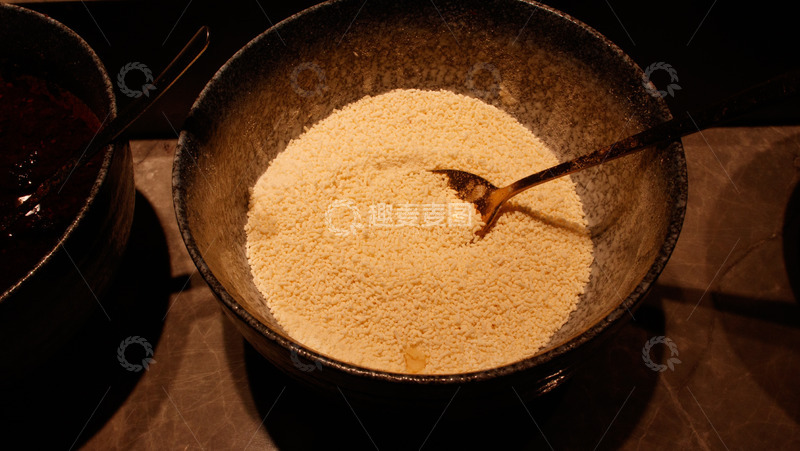 碗中粉末状调料的质朴呈现