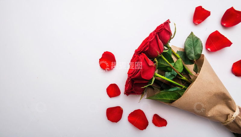 高清大图下载【趣麦麦图】红玫瑰束散落瓣，浪漫氛围满溢
