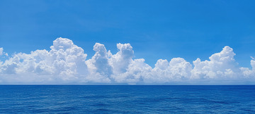 碧海蓝天间的云朵绮梦