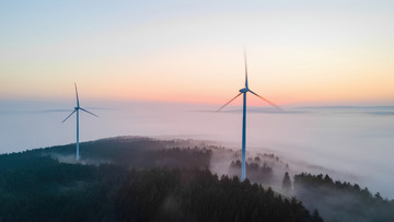 晨曦中雾霭里的风力发电场