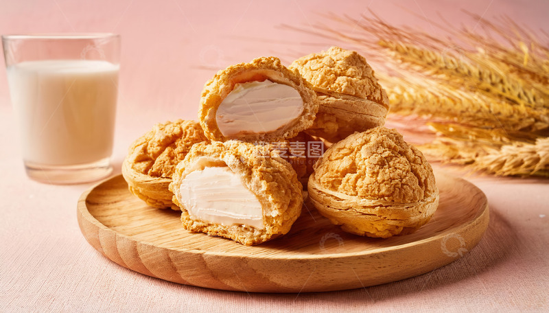 高清大图下载【趣麦麦图】木盘上诱人的奶油泡芙与牛奶
