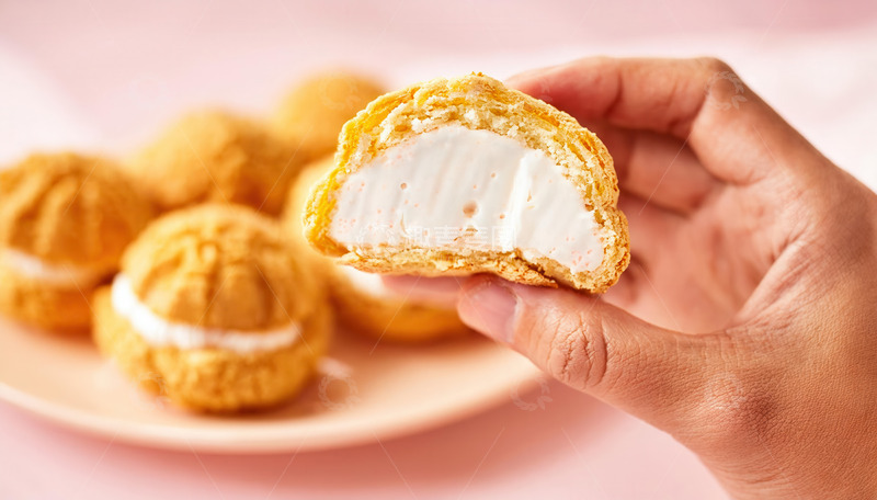 高清大图下载【趣麦麦图】手持展示馅料的蓬松美味泡芙