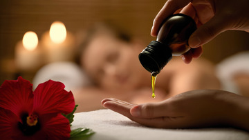 滴精油于手的惬意按摩场景