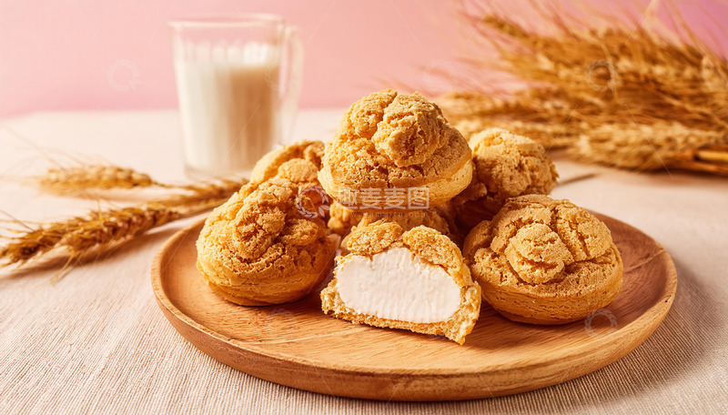 高清大图下载【趣麦麦图】木盘上摆放的美味奶油泡芙