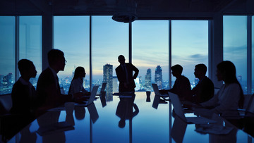 窗边商务会议：城市暮色中的讨论
