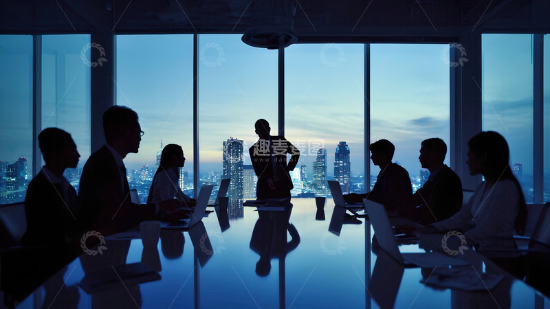 高清大图下载【趣麦麦图】窗边商务会议：城市暮色中的讨论