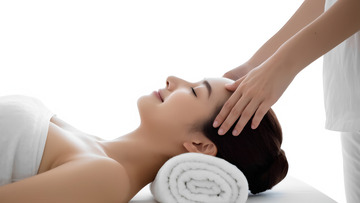 女性享受头部舒缓按摩服务