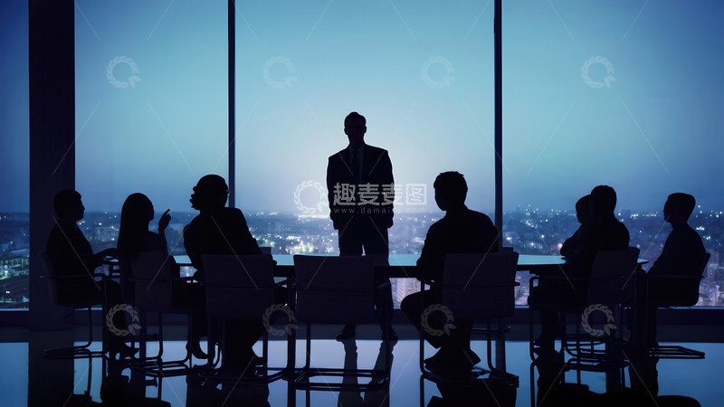 暮色会议：高层在窗前的商务讨论