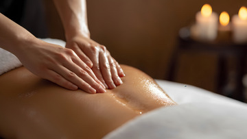 正在进行的背部按摩放松场景