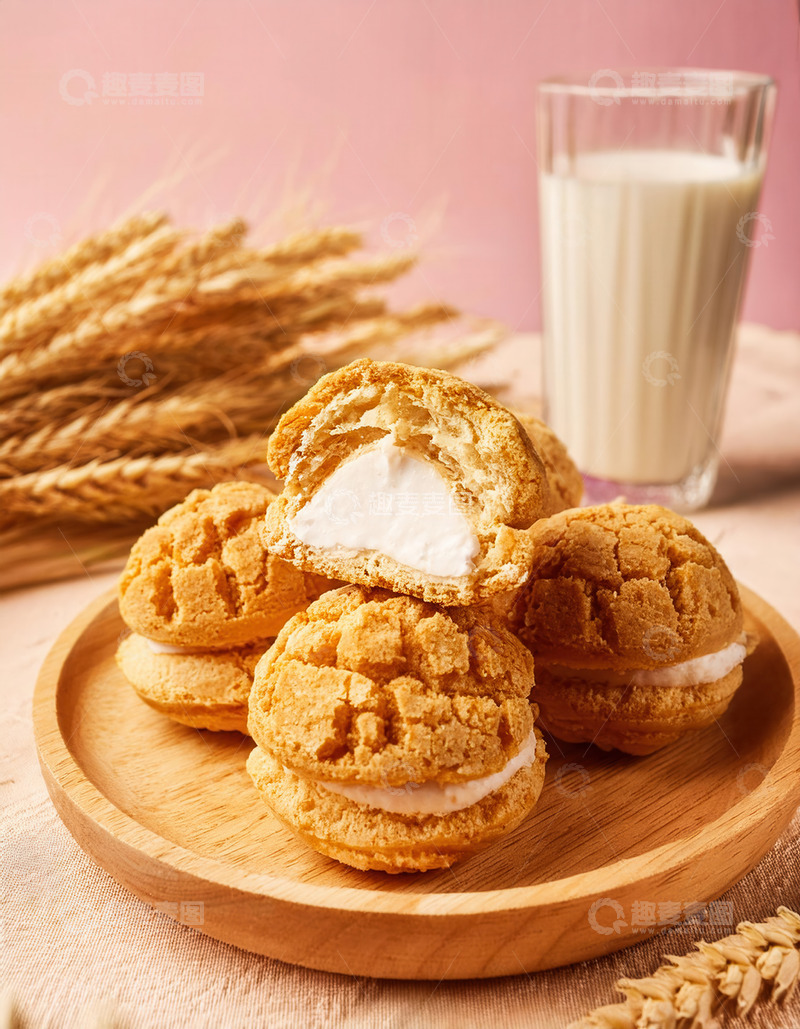 高清大图下载【趣麦麦图】木盘上堆叠的美味奶油泡芙