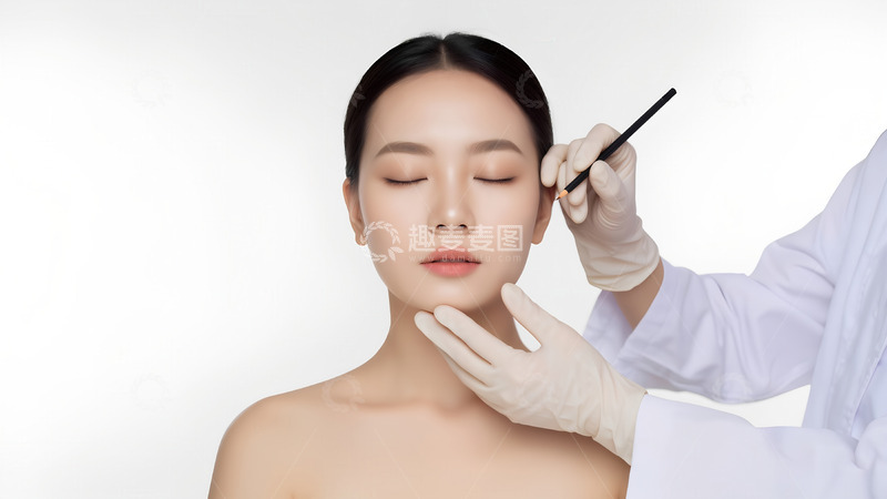 高清大图下载【趣麦麦图】医美术前：医师为女士标记面部线条