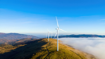 山峦云海间的风力发电机组