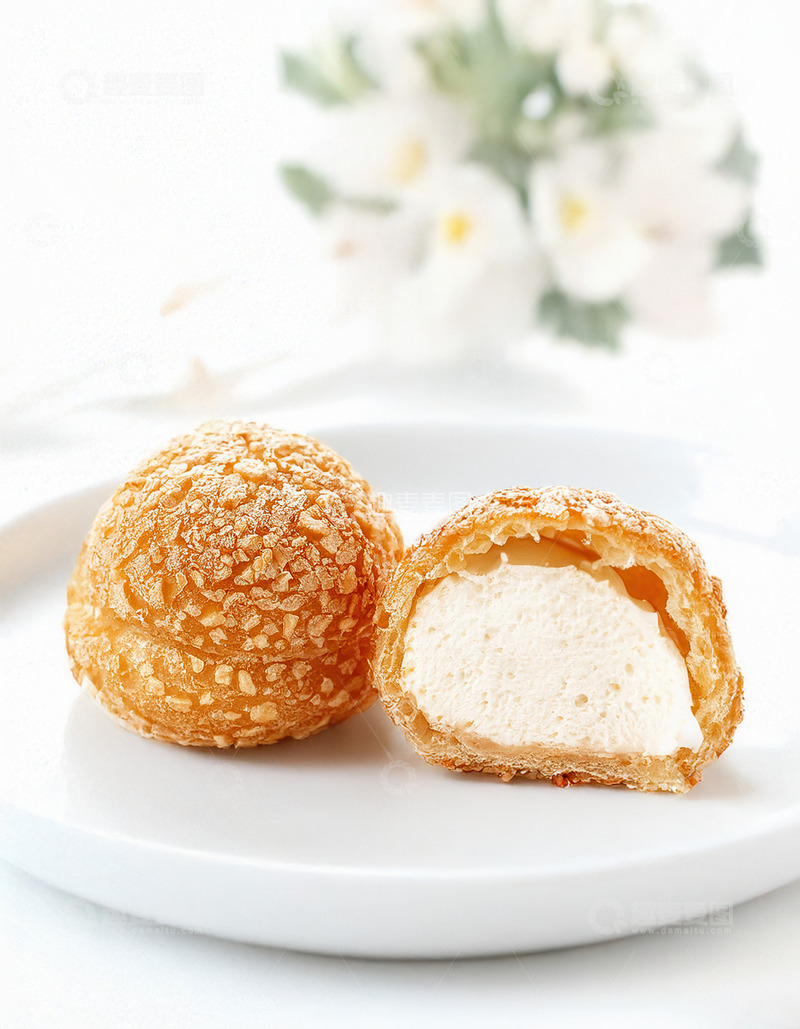 高清大图下载【趣麦麦图】盘中展示的酥脆奶油夹心泡芙