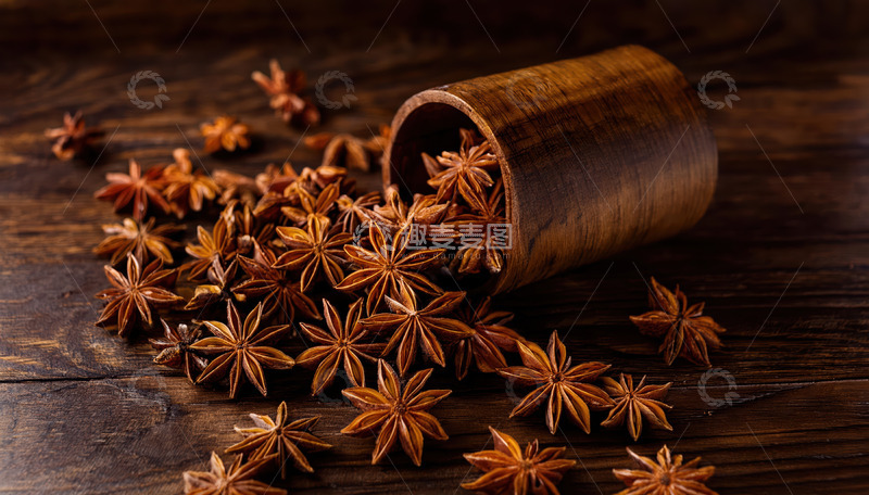 高清大图下载【趣麦麦图】木筒旁散落的八角香料之美