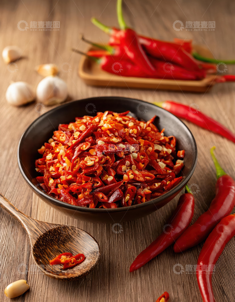 高清大图下载【趣麦麦图】木桌盛有剁椒的黑碗及鲜椒