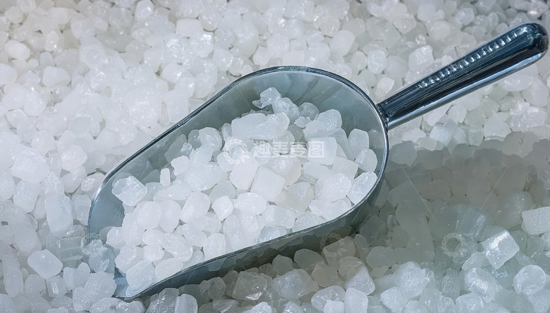 高清大图下载【趣麦麦图】金属铲盛白色冰糖颗粒场景