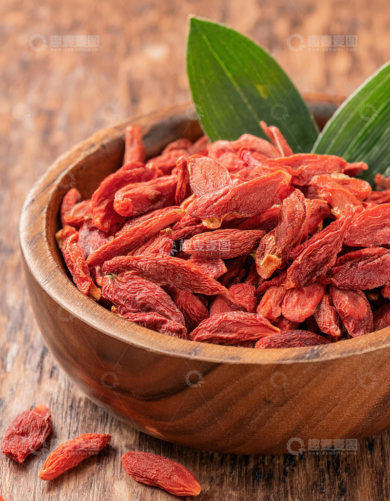 高清大图下载【趣麦麦图】木碗盛枸杞，绿叶相伴添自然
