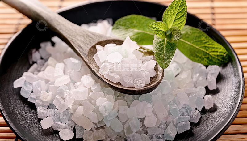 高清大图下载【趣麦麦图】黑盘木勺上薄荷相伴的冰糖