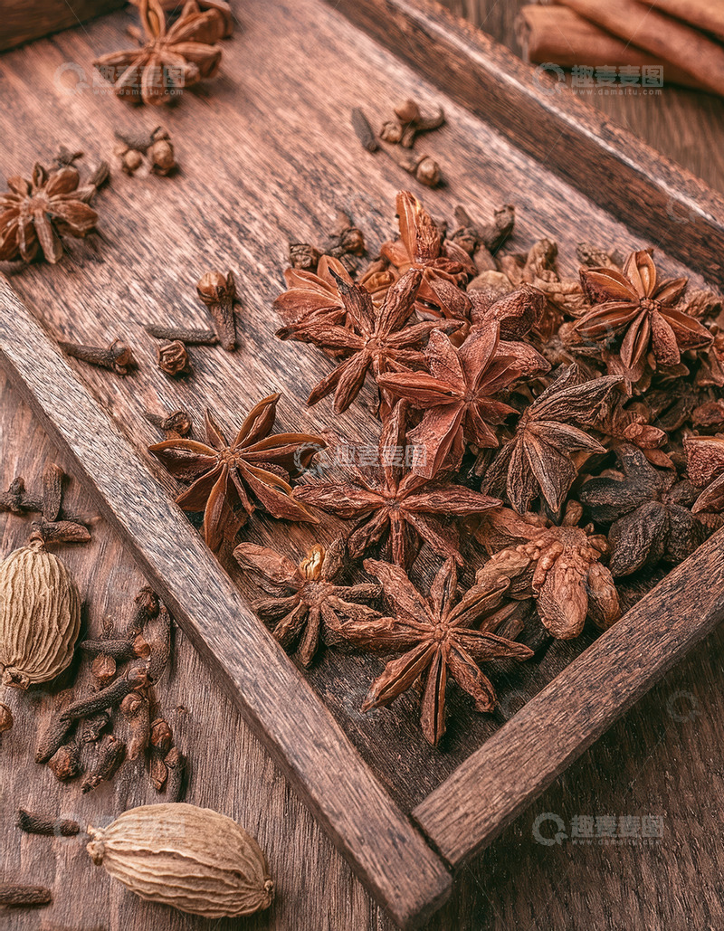 高清大图下载【趣麦麦图】木盘上八角与多样香料的组合