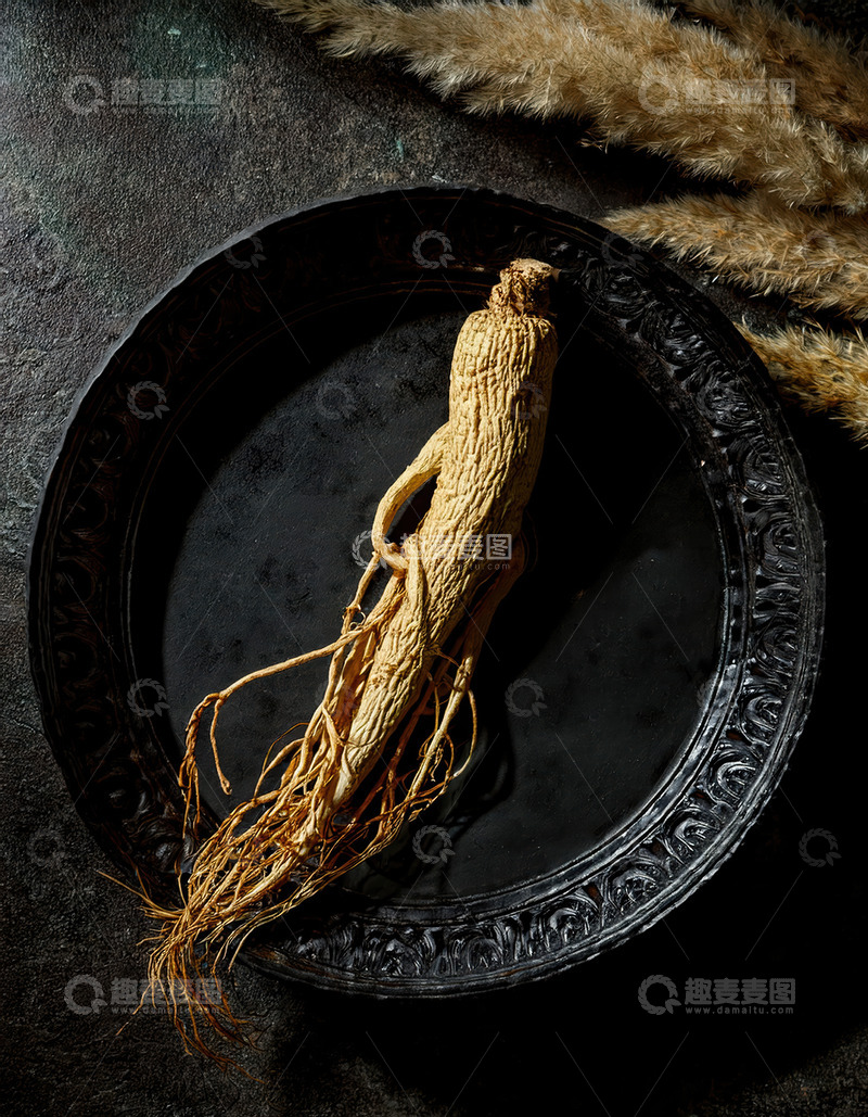 高清大图下载【趣麦麦图】黑盘上人参的古朴与珍贵之美