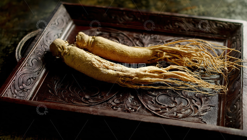 高清大图下载【趣麦麦图】雕花托盘上的人参古韵风姿