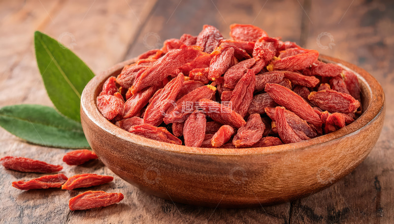高清大图下载【趣麦麦图】木碗盛干枸杞，绿叶相伴