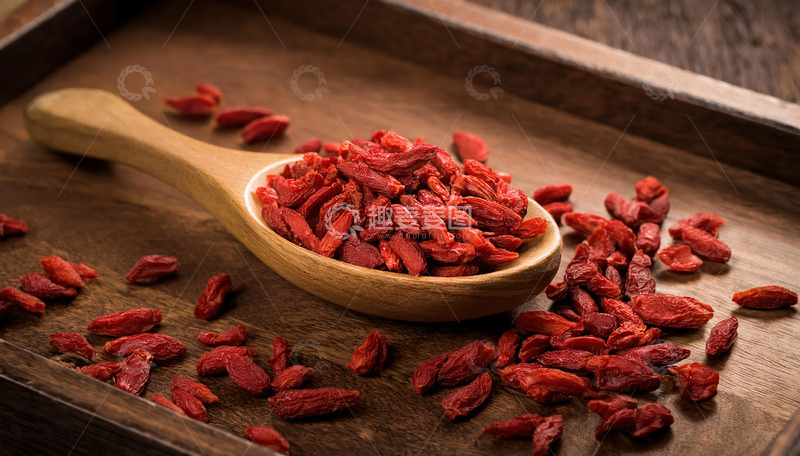 高清大图下载【趣麦麦图】木托盘上木勺盛着红枸杞