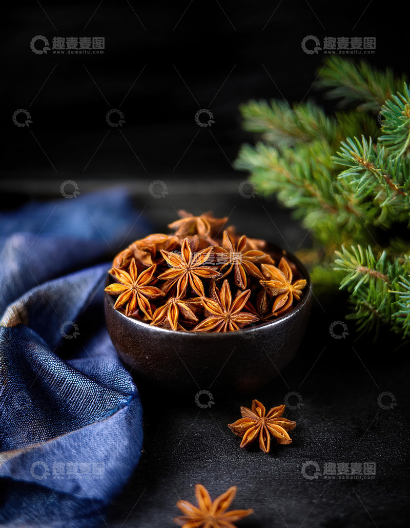 高清大图下载【趣麦麦图】蓝布衬八角，黑碗绿植展香料美