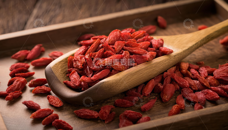 高清大图下载【趣麦麦图】木托盘木勺上的饱满红枸杞