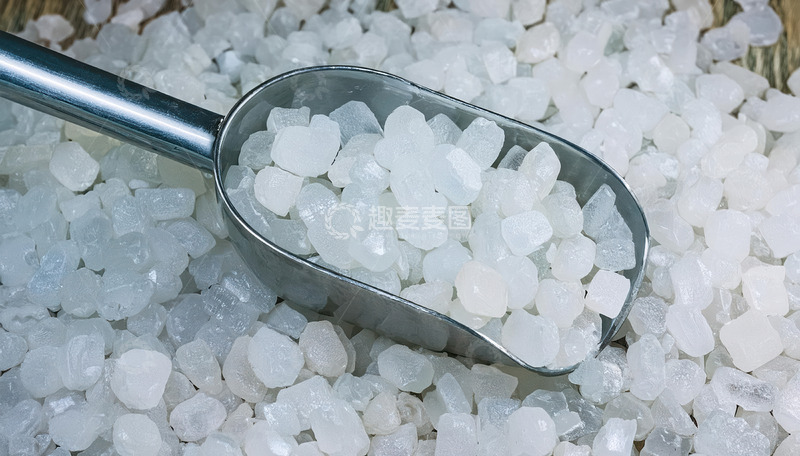 高清大图下载【趣麦麦图】金属铲中的白色冰糖晶体
