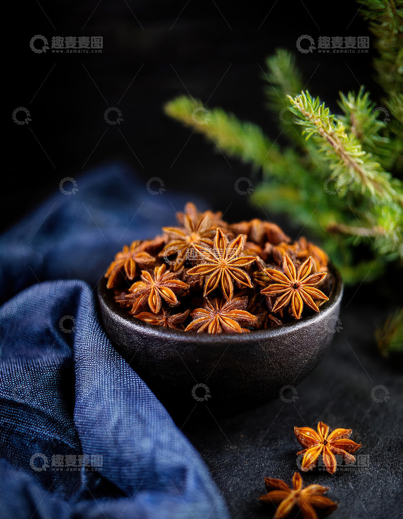 高清大图下载【趣麦麦图】蓝布黑碗间八角香料的自然韵致