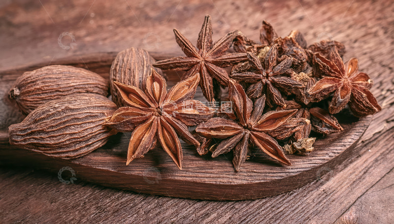 高清大图下载【趣麦麦图】木盘上八角与草果的古朴搭配